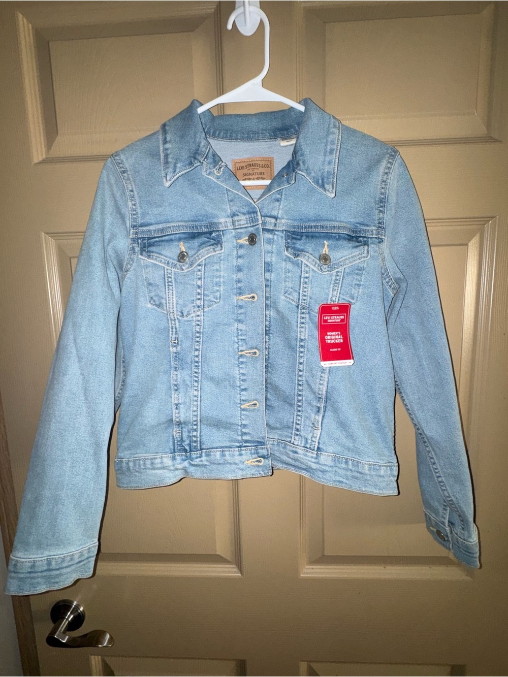 NWT - Levi's Women’s Original Trucker Classic Fit Denim Jacket (Small)